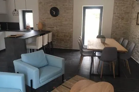 Baskarad Stonehouse * וודניאן