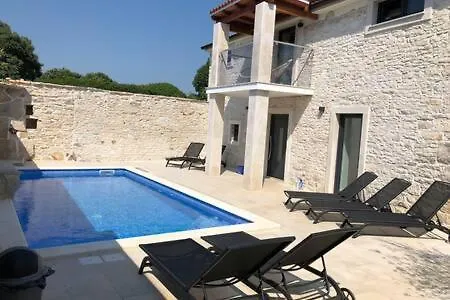 Baskarad Stonehouse * וודניאן